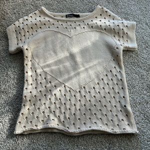 Adorable knit heart top 💛